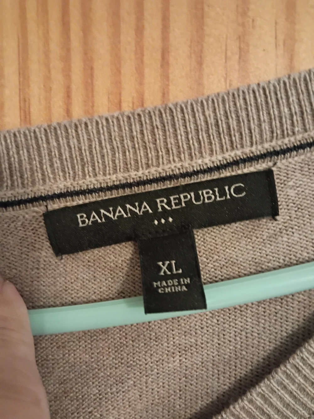 Banana Republic lightweight neck
